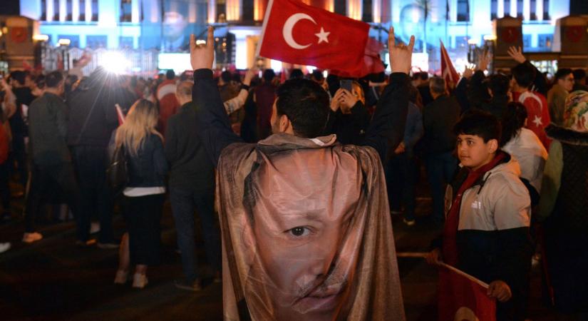 Törökországban sem működött a szivárványkoalíció – elemző a Mandinernek