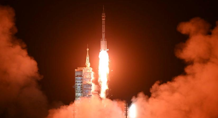 Kína 2030-ig űrhajóst juttatna a Holdra