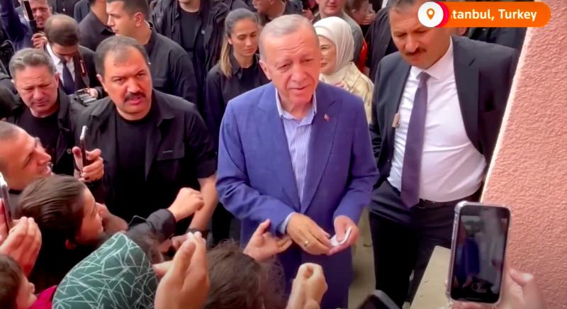 Kellemetlen videó szivárgott ki Erdoganról: pénzt osztogatott egy szavazóhelyiség előtt
