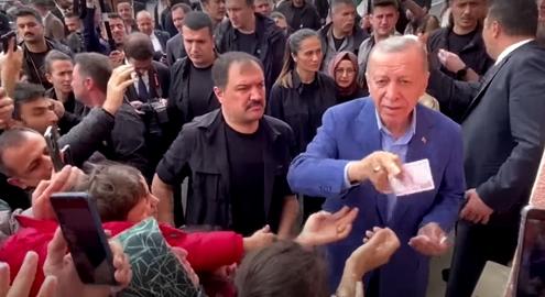 Erdogan szavazóhely előtt osztogatott készpénzt - videó