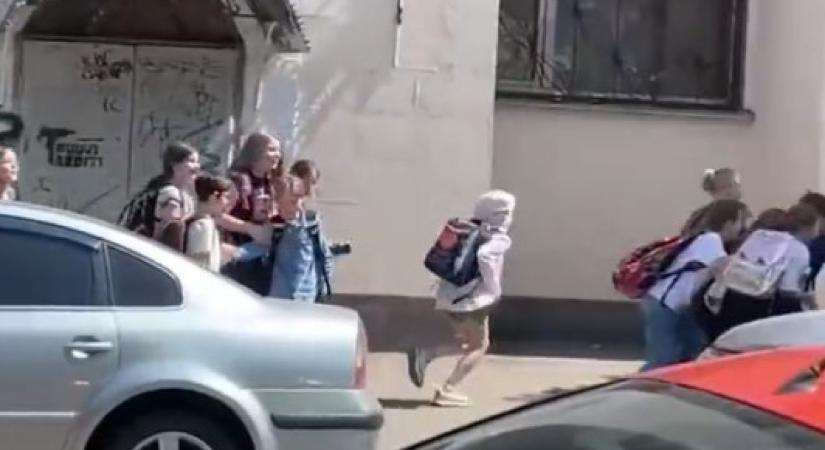 Sikoltozva menekülnek a gyerekek a robbanások elől Kijevben (Videó)