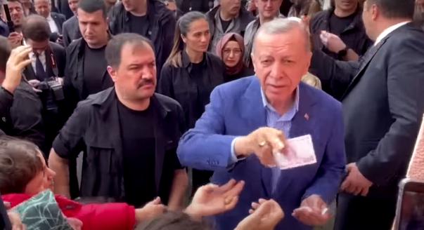 Videó: pénzt osztogatott támogatóinak Erdogan a szavazóhelyiség előtt