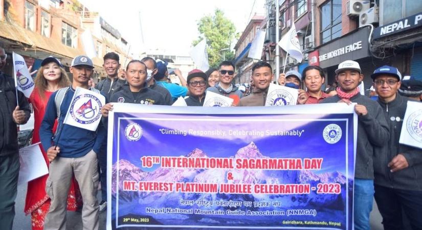 Nepálban is megemlékeztek a 70. évfordulóról, serpákat tüntettek ki