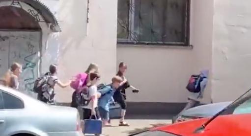 Hátborzongató videón, ahogy gyerekek sikoltozva menekülnek Kijevben az orosz támadás elől