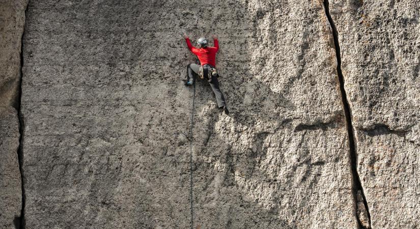 Órákon át lógott egy súlyosan sérült hegymászó a szakadék felett Bosznia-Hercegovinában