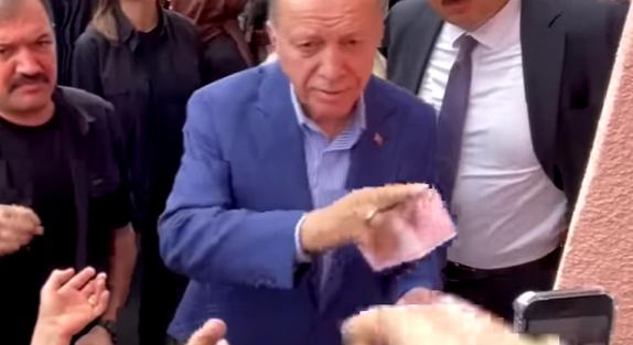 Készpénzt osztogatott Erdogan a választóknak a fülkék előtt – videó