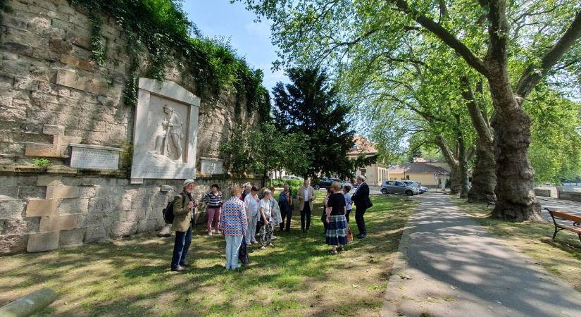 Az ostromban halálos sebet szerzett költőre emlékeztek Esztergomban