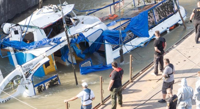 Szomorú évforduló: 4 éve történt a Hableány-katasztrófa - Megrendítő fotók a tragikus sorsú hajó kiemeléséről