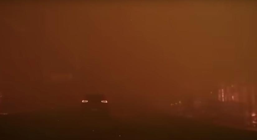 Apokaliptikus videón rögzítette egy autós, ahogy keresztülhajtott a kanadai erdőtűzön