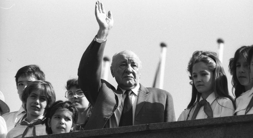 „A vörös csillag az emberiség egyik legszebb szimbóluma” – Megkoszorúzták Kádár János sírját
