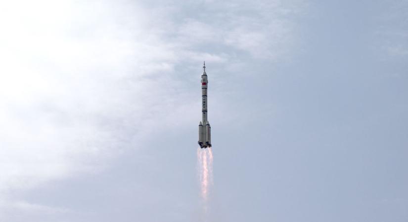 Három űrhajóssal útnak indult egy új kínai űrmisszió