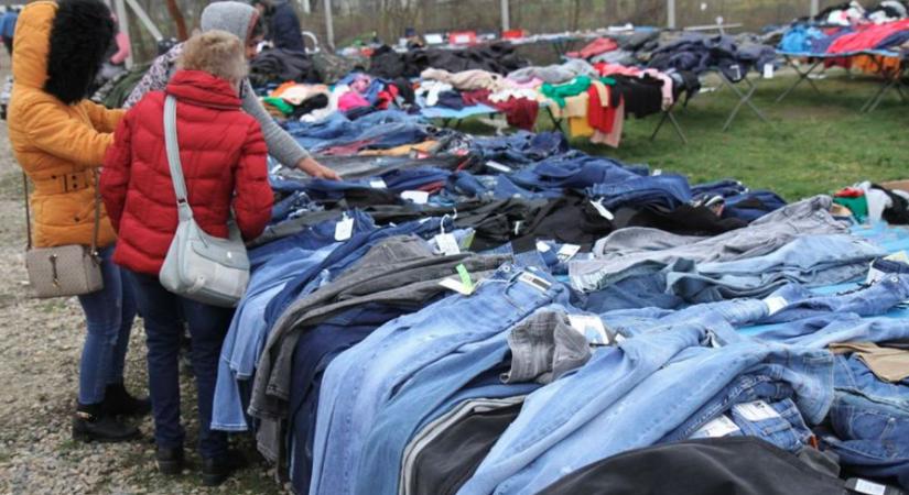 Négymillió forintnyi hamis ruhával bukott le a tolnai piaci árus