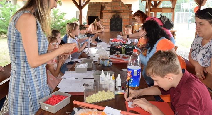 Gyermekdélután a beregszászi római katolikus plébánián - Pünkösdi zsibongó