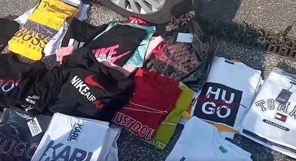 Több millió forintnyi hamis ruhát talált az adóhatóság egy tolnai piacon - videó