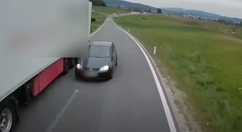 Kanyarban, vakon előzte a kamiont az autós, szemből meg jött a betonkeverő - videó