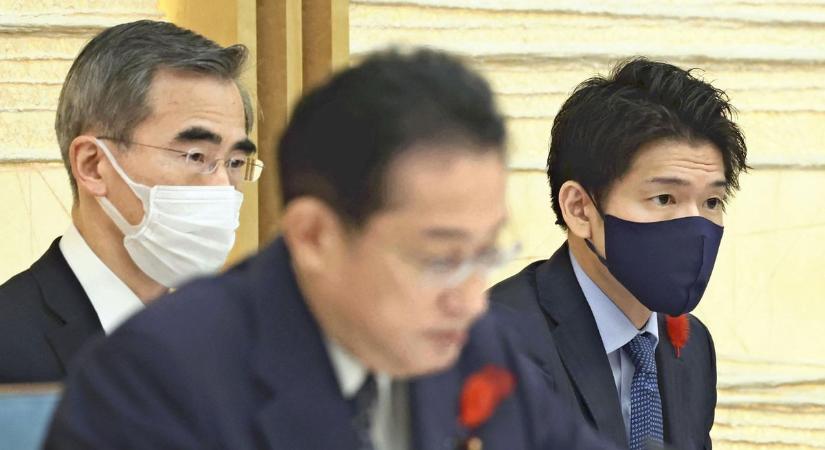 A japán miniszterelnök kirúgta a saját fiát, mert bulit rendezett a kormányfői rezidencián