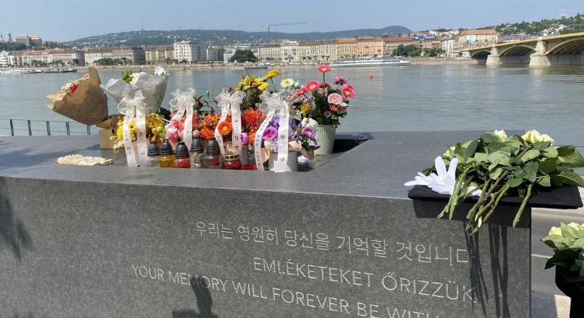 Vízirendőrök a Dunán, virágok a Margit-hídnál - Szívszorító fotók a Hableány-katasztrófáról megemlékezőknek