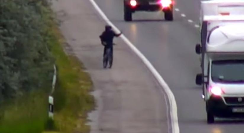 Egy férfi biciklivel, egy másik ötven kiló krumplival megrakott robogóval hajtott az M1-esre - videó