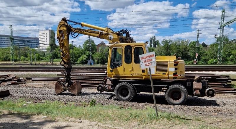 Hiába a bírósági tiltás, dolgoznak Mészáros Lőrinc vasúti beruházásán