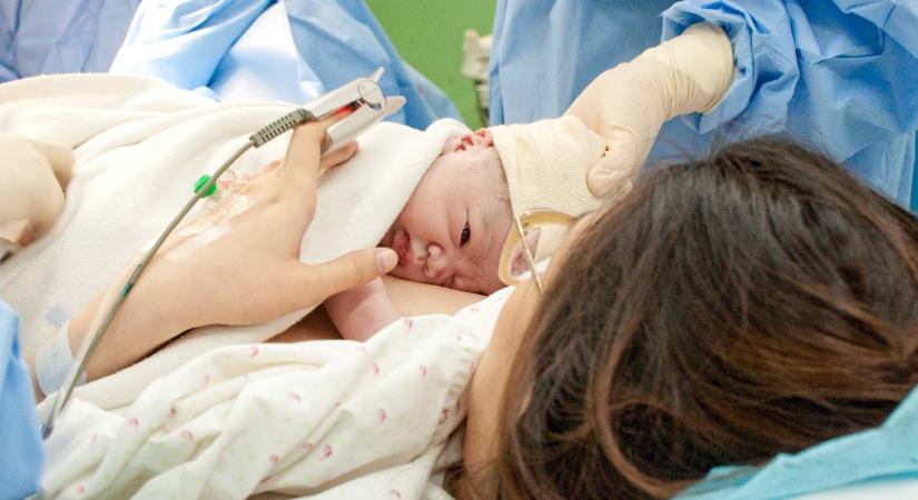 Húsevő baktérium támadta meg a szülés után, kishíján belehalt egy fiatal anya