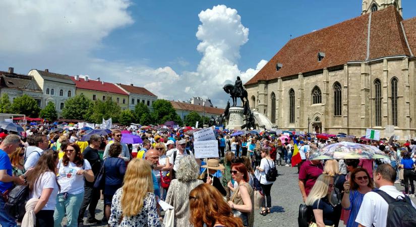 Megtöltötték Kolozsvár főterét a tiltakozó pedagógusok