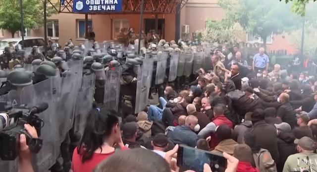 Orbán Viktort éltették a magyar katonákkal is összecsapó koszovói szerb tüntetők