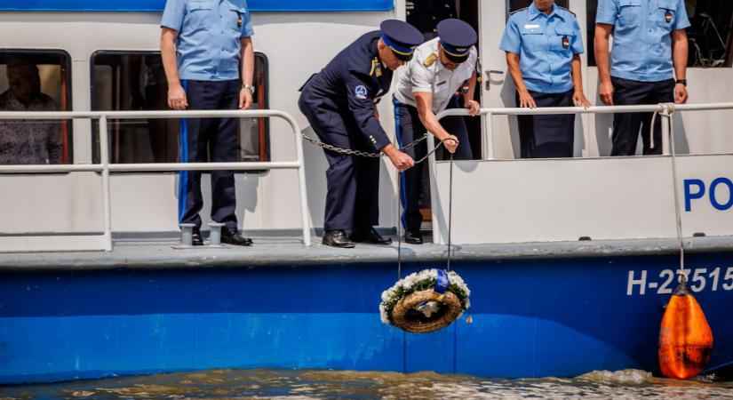 Szívszorító megemlékezést tartottak a rendőrök a Duna vizén - fotók
