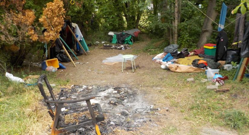 A bűncselekmény nyomai még láthatók – hajléktalanok táborhelyén történt az újszegedi gyilkosság