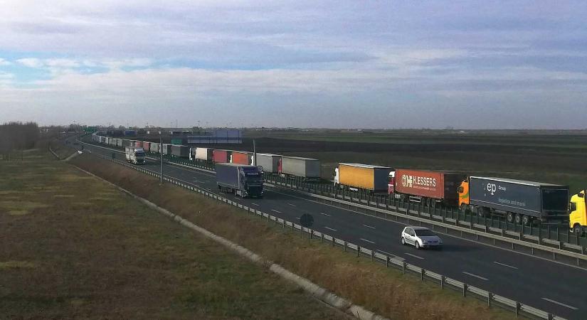 Kamionsorok a határnál: Varsándnál tíz óra a várakozási idő