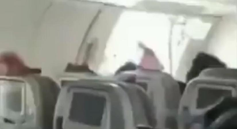 Egy férfi leszállás közben feltépte a repülőgép vészkijáratának ajtaját