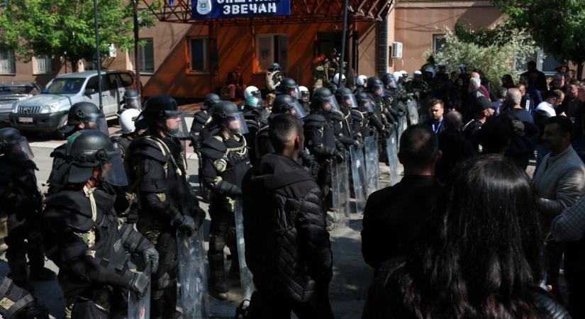 Videón, ahogy Orbánt éltetik a magyar katonákra támadó szerb tüntetők