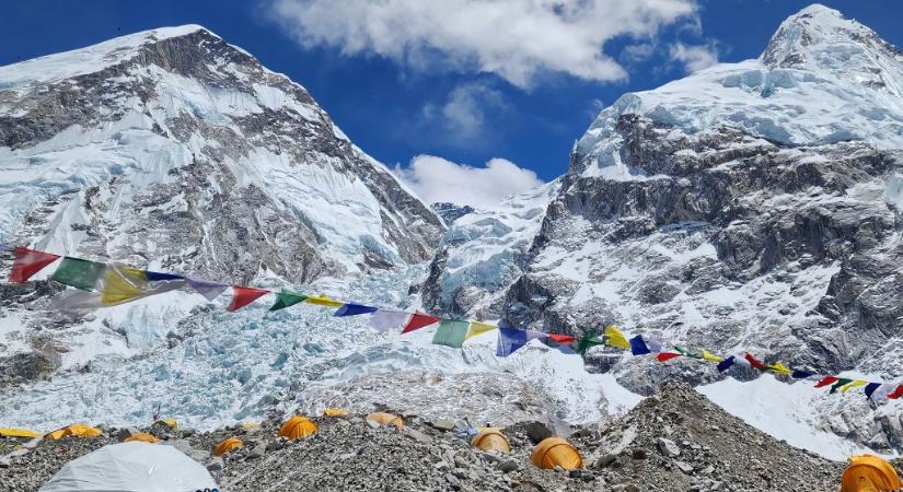 Már a Mount Everestet is elönti a hulladék – kiborult egy serpa (VIDEÓ)
