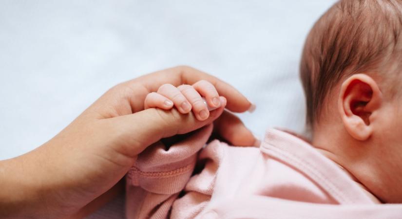Csecsemő újraélesztés tanfolyamot szervez a vöröskereszt Szolnokon