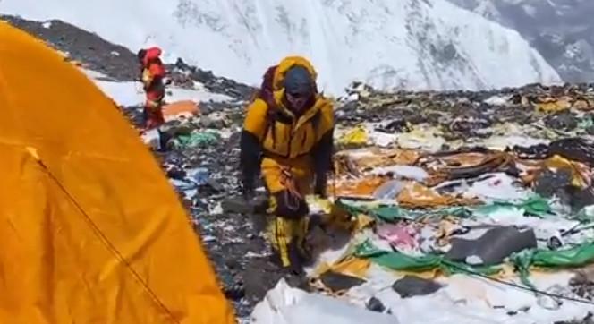 Már a Mount Everest is úgy néz ki, mint egy illegális hulladéklerakó