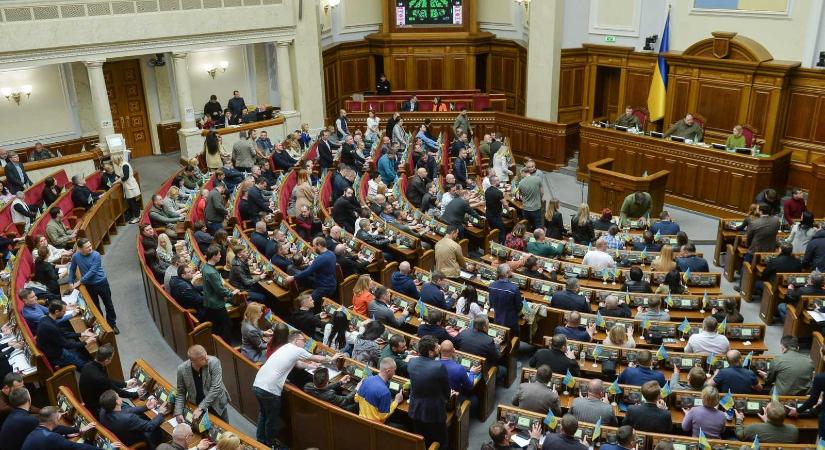 Napirendre vette az ukrán parlament az uniós nyelven oktató iskolák ukrán oktatásra áttérésének elhalasztását