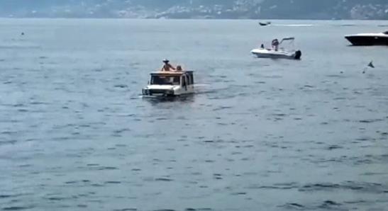 Egy terepjáró bukkant fel az olasz tengeren a jachtok között – videó