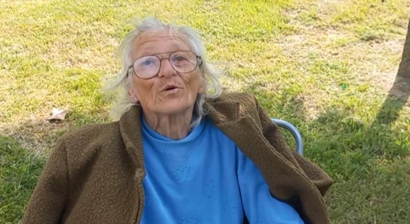 Videón Magdi néni, a komáromi Tesco parkolójában élő 84 éves asszony