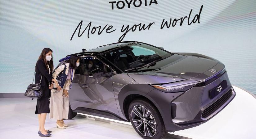 Robog a Toyota, fékez a Mitsubishi, leblokkolt a Tesla