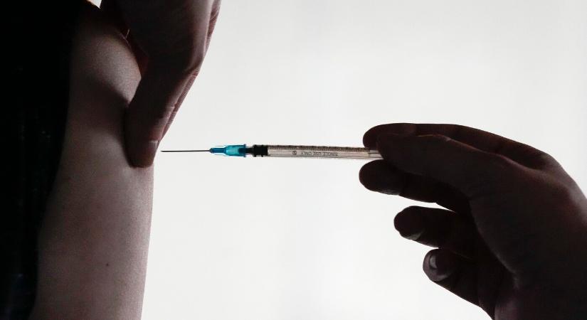 Felfüggesztik a koronavírus elleni Comirnaty vakcina használatát