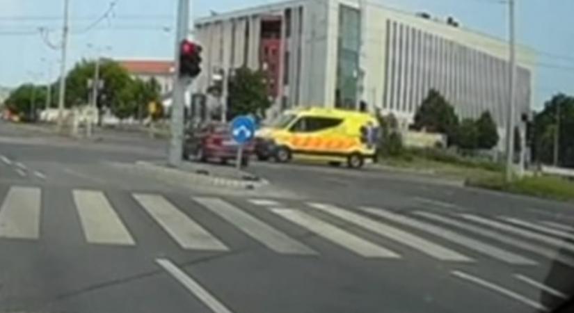 A budapesti autósnak eszébe sem jutott megállni, hiába jött a szirénázó mentőautó