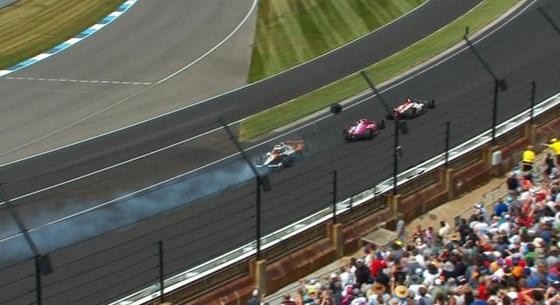Háromszáz métert repült az Indy 500-as versenyen a nézők felett egy leszakadt kerék - videó