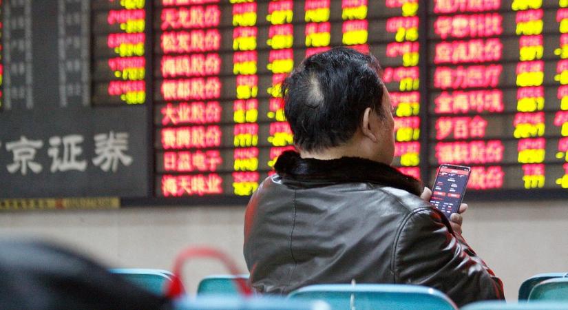 Kifulladt a gazdasági fellendülés, hátat fordítottak a tőzsdének a kínai kisbefektetők