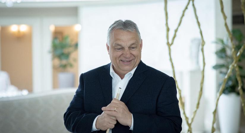 Orbán Viktor a születésnapját is munkával tölti, de azért az édesanyját meglátogatja