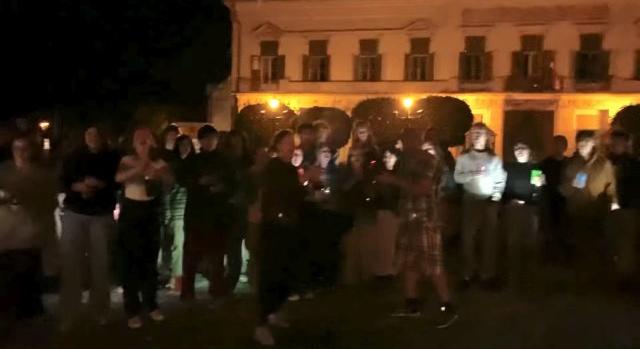 Dallal és pezsgővel köszöntötték a tüntető diákok a hatvanéves Orbán Viktort