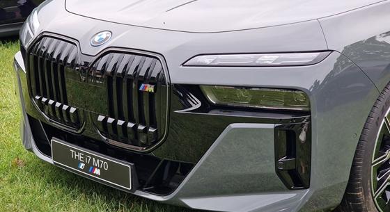 660 lóerő 66 millió forintért: beültünk a BMW legerősebb villanyautójába, az i7 M70-be