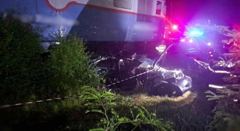 Vonat elé hajtott egy autó, egy 16 éves lány meghalt