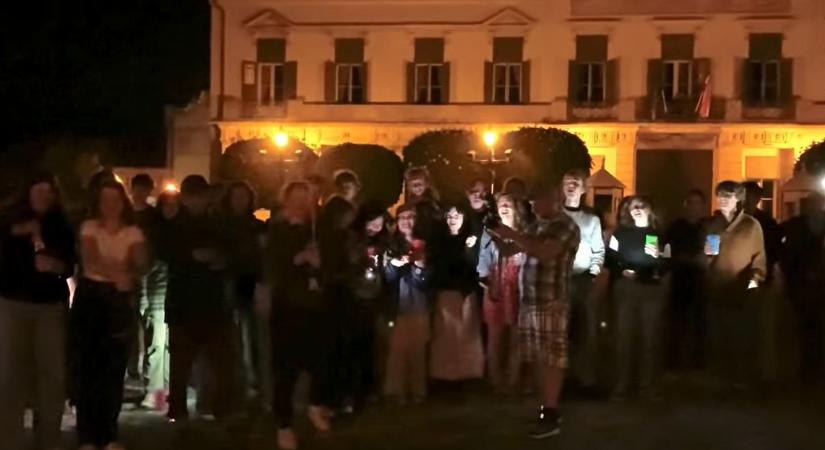 Tüntető diákok énekeltek Orbánnak a születésnapja alkalmából