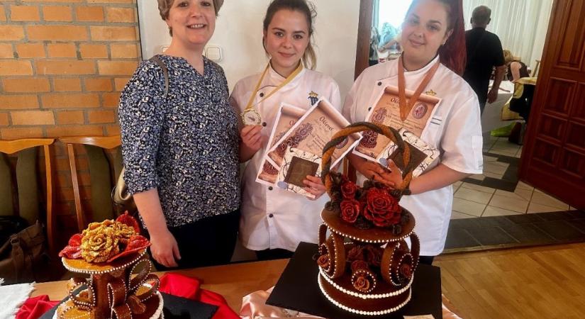 A Májusi randevúval arany-, a Rózsás májussal bronzérmet nyertek a corvinos cukrászok