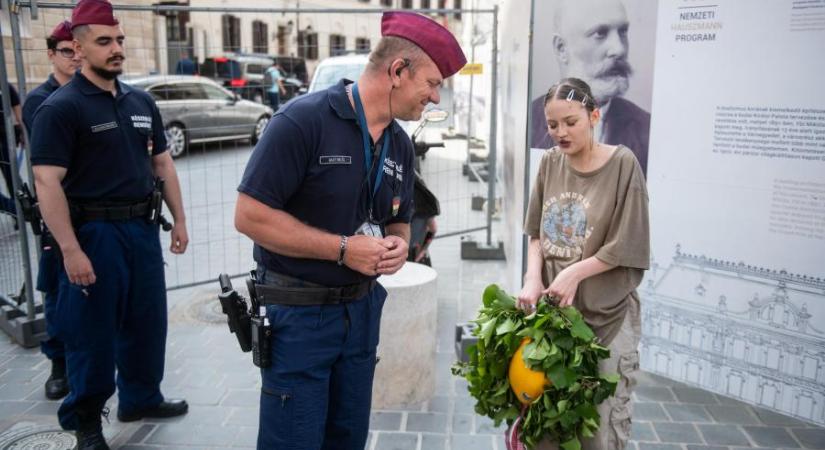 Munkavédelmi sisakkal díszített babérkoszorút akartak ajándékozni Orbán Viktornak a diákok, de a rendőrök nem hagyták