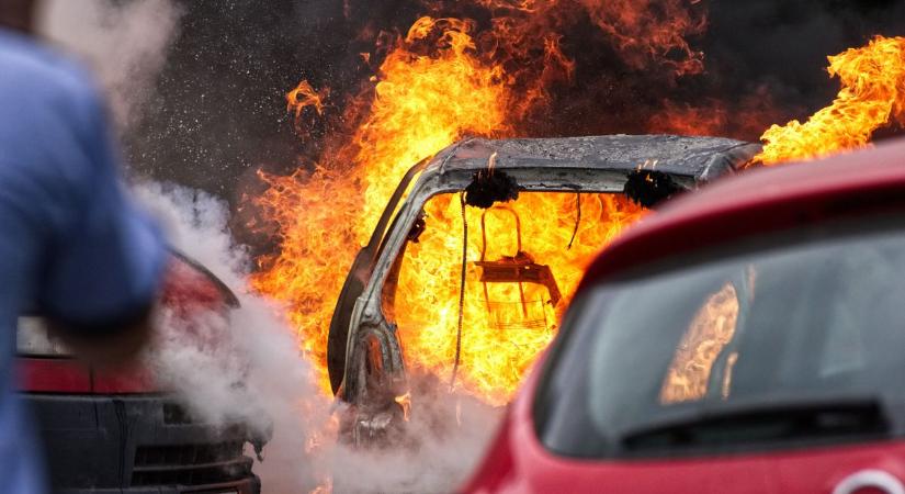 Bontásra váró autók égtek Bábolnán